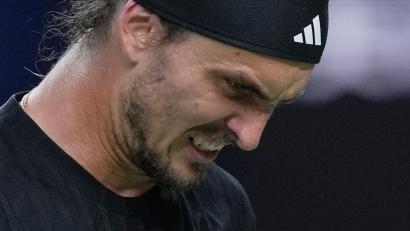 Bild: Andy Wong/AP/dpa
Alexander Zverev hinkt seiner Topform weit hinterher.