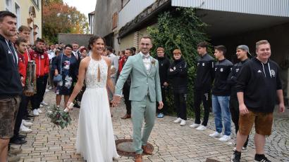 Bild: hdk
Ein langes Spalier erwartete das Brautpaar Tobias und Katrin Scherm vor der Laurentiuskirche in Kürmreuth.