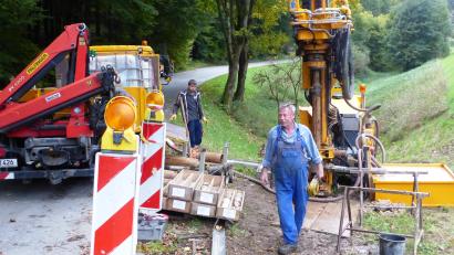 Bild: jp
Eine Nürnberger Spezialfirma wurde vom Staatlichen Bauamt beauftragt, Probebohrungen an der B 299 bei Pattershofen vorzunehmen, da ein Wasserdurchlass unter der Fahrbahn marode ist und erneuert werden muss.