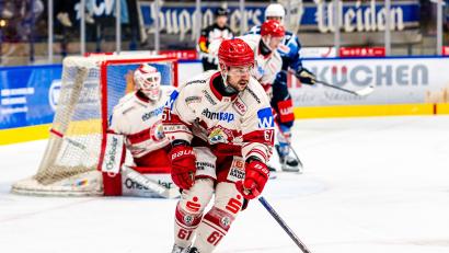 Archivbild: Elke Englmaier
Nach dem Sieg gegen die Krefeld Pinguine grüßen David Elsner und der EV Landshut von der Tabellenspitze der DEL2.
