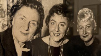Bild: Baier-Hüte
Antonie Weißenhorn (1900 bis 1992) mit ihren beiden Töchtern Eleonore und Agathe (von links). Das Bild stammt aus dem Jahr 1958.