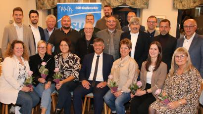 Bild: sne
Das Team der CSU für die Stadtratswahl in Grafenwöhr. Spitzenkandidat ist auch auf der Liste Bürgermeister Edgar Knobloch (vordere Reihe, Mitte).
