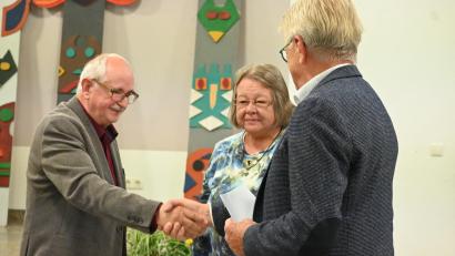 Bild: Kerstin Kiener
Karl und Rosa Prell (von links) übergaben bei der Verleihung der Bürgermedaille eine Spende an den Enzenriether Kirchenverwalter Herbert Argauer.