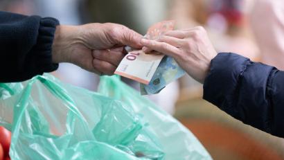 Bild: Sebastian Kahnert/dpa
Je höher die Inflationsrate, umso weniger können sich die Menschen für einen Euro leisten. (Archivbild)