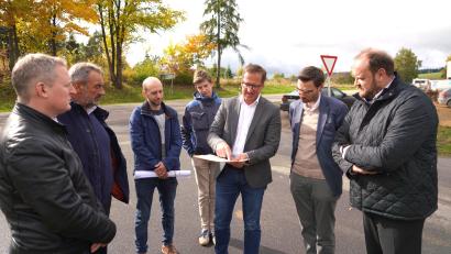 Bild: fvo
Tobias Bäumler (Dritter von rechts) vom Staatlichen Bauamt Amberg-Sulzbach erläutert den Anwesenden die Planung hinsichtlich der Radverkehrsführung zwischen Weiden und Albersrieth.