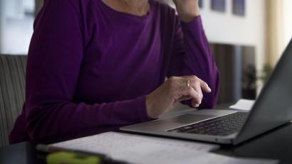 Symbolbild: Finn Winkler / dpa
Der Laptop funktioniert noch prima – aber es gibt keine Sicherheits-Updates für Windows 10 mehr: Die Stadt Amberg bietet an, in diesen Fällen Laptops gratis auf Linux umzurüsten.
