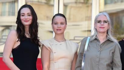 Bild: Gianluigi Jorio/SOPA Images via ZUMA Press Wire/dpa
Maria Ehrich (l-r), Sonja Gerhardt und Annette Hess beim Photocall der TV-Serie „Ku’damm 77“ in Cannes.