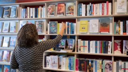 Bild: Boris Roessler/dpa
In Deutschland gibt es weniger Buchhandlungen. (Symbolbild)