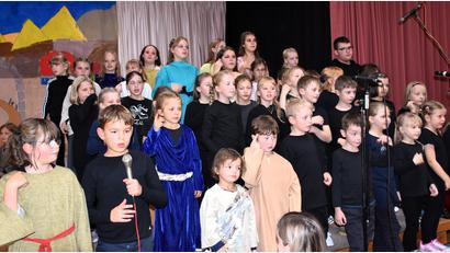Bild: ubb
Der große Chor mit Kindern aus Kinderchören des gesamten Landkreises hat sehr viel zu tun. und ist zwei Stunden lang präsent. Teils haben die Kinder Doppelrollen, sie spielen auf der Bühne mit und singen gleichzeitig im Chor mit.