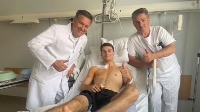 Bild: Friedrich Peterhans, Kliniken Nordoberpfalz
Simon Längenfelder (Mitte) erholt sich schnell von einem Eingriff an der Schulter im Klinikum Weiden. Davon überzeugen sich Operateur Professor Christian von Rüden (links) und Physiotherapeut Wolfgang Baierl nach dem Eingriff.