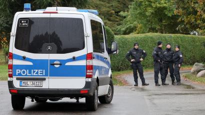 Bild: Bernd Wüstneck/dpa
Tagelang hatten zahlreiche Einsatzkräfte fieberhaft nach dem achtjährigen Fabian gesucht.