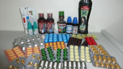 Bild: Zollamt Oberpfalz
Tabletten, Kapseln, Tropfen und Tuben: Das Zollamt Oberpfalz hat 20 nicht zugelassene Produkte in einer Postsendung aus Indien entdeckt. Der Besteller dieser Artikel kann jetzt Probleme bekommen.