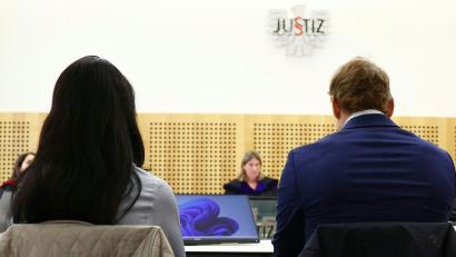 Bild: Erwin Scheriau/APA-POOL/dpa
Die Verteidiger der Chirurgen bestreiten den Vorwurf.