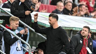 Bild: Harry Langer/dpa
Augsburgs neuer Coach Sandro Wagner fiel kürzlich mit einer Bla-Bla-Geste Richtung Zuschauer auf.