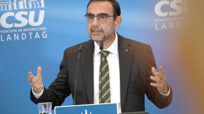 Bild: Pia Bayer/dpa
CSU-Landtagsfraktionschef Klaus Holetschek atttackiert die Sparpläne von CDU-Gesundheitsministerin Nina Warken (CDU). (Archiv)