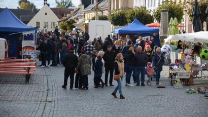 Archivbild: ak
Beim Herbstmarkt im vergangenen Jahr sahen sich viele Besucher das Angebot an.