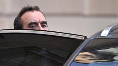 Bild: Julien De Rosa/AFP/dpa
Frankreichs Premierminister Lecornu verlässt nach Kabinettssitzung den Elysee-Palast.