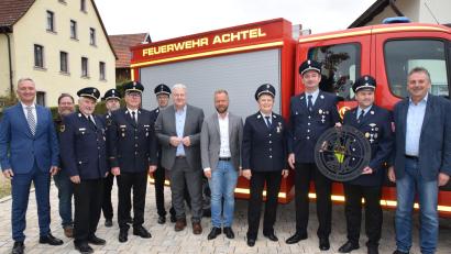 Bild: hdk
Die Feuerwehr Achtel mit ihrem neuen Auto, den Ehrengästen aus Politik und Feuerwehr und mit dem Geschenk des Patenvereins