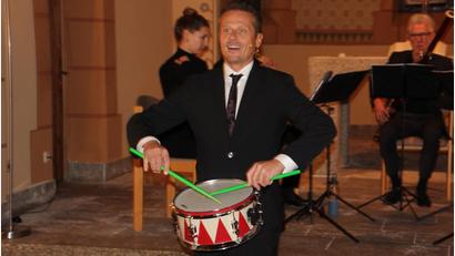 Bild: kro
Mit lautem Trommelgewirr betrat Roman Knižka die gut gefüllte Christuskirche in Mitterteich.
