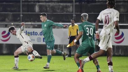 Bild: Hubert Ziegler
Patrick Hofmann (2. von links) von der DJK Gebenbach im Zweikampf mit dem Neumarkter Kapitän Fabian Pözl (links): Der Mittelfeldspieler der Gäste erlitt im Punktspiel am vergangenen Freitagabend einen Kreuzbandanriss.