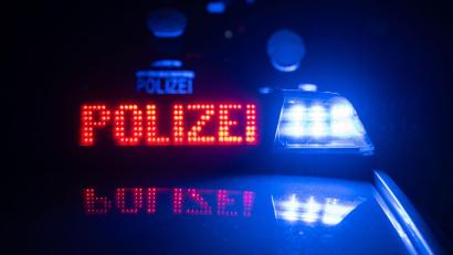 Symbolbild: Marijan Murat/dpa
Ein Autofahrer ist auf einem Parkplatz in Weiden versehentlich aufs Gaspedal gerutscht – das hatte Folgen.
