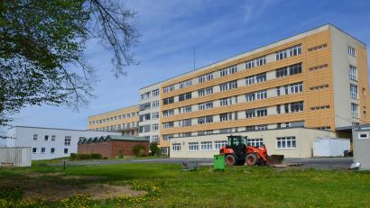 Archivbild: as
Das Krankenhaus in Tirschenreuth wird erneut umgebaut. Die Baugenehmigung für das Millionenprojekt liegt vor. Allerdings hat die Kliniken Nordoberpfalz AG kein Interesse, schnell mit den Arbeiten zu beginnen.