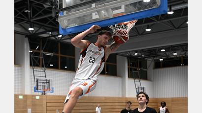Archivbild: Tobias Schwarzmeier
Lukas Pryszcz in der Vorbereitung beim Dunking. Der Neuzugang der DJK-Basketballer erzielte in Leipzig bei seinem Debüt 29 Punkte.