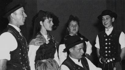 Bild: Ertel
Ein Bild aus der Anfangszeit: Die Gesangsgruppe bei einem Heimatabend 1959 in Weiden.