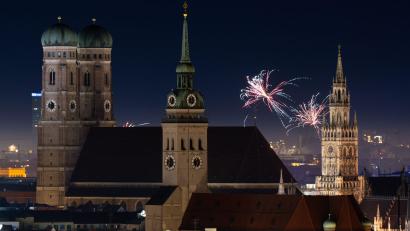Bild: Sven Hoppe/dpa
Als Ersatz für Böller und Feuerwerk plant die Stadt München eine Licht- und Lasershow auf der Silvestermeile. (Archivbild)