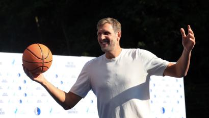 Bild: Karl-Josef Hildenbrand/dpa
Nowitzki hat zuletzt einen Basketball-Platz in Würzburg eröffnet. (Archivbild)