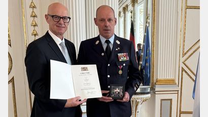 Bild: Regierung der Oberpfalz/Manfred Schmied/exb
Ehrenkommandant Franz Bauernfeind (rechts) erhielt von Regierungspräsident Walter Jonas das Steckkreuz für besondere Verdienste um das Feuerwehrwesen.