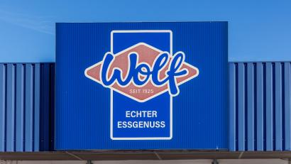 Bild: Hösamer
Früher "Echt gute Wurst", jetzt "Echter Essgenuss": Die Wolf-Firmengruppe hat bereits vor einiger Zeit ihren Slogan geändert. Jetzt wird das Unternehmen mit Sitz in Schwandorf von einer britischen Holding übernommen.