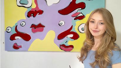 Bild: olr
Eva Reif vor der grundierten Leinwand für ihre "Bar Art Experience". Der Kunstgenuss bis Mitternacht kann kommen.