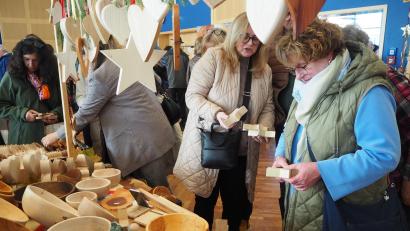 Archivbild: Bernhard Knauer
Kreatives aus Holz findet das Interesse der Kunden auf dem Hobbykünstlermarkt in Neustadt/WN.