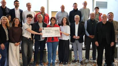 Bild: Hirsch
Schecküberreichung zum Schwandorfer Charity-Lauf: Das Bild zeigt die Empfänger mit den Organisatoren und den Sponsoren.