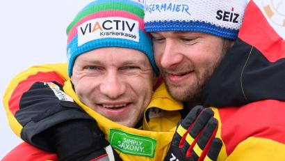 Bild: Robert Michael/dpa
Francesco Friedrich (l) muss den Gesamtweltcup im Zweierbob an Johannes Lochner abtreten. (Archivbild)