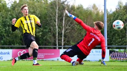 Bild: Thomas Schrems
Nico Stark (links) so wie man ihn kennt: Der Stürmer des FC Tirschenreuth trifft in dieser Szene gegen die SpVgg Weißenstadt und steht bereits bei 23 Saisontoren.