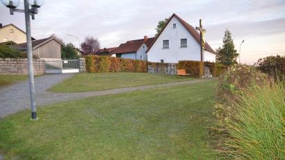 Bild: ak
Auf dieser Fläche rund um das Friedhofskreuz soll ein Feld für 48 Urnengräber angelegt werden.