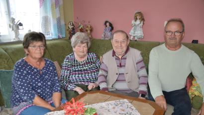 Bild: ak
Laura und Werner Etterer (Mitte) sind seit 65 Jahren verheiratet. Dazu gratulierten auch Sohn Roland Etterer und Tochter Christl Brilla.