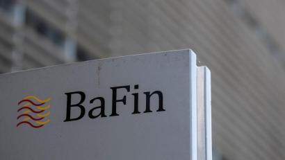 Bild: Boris Roessler/dpa/dpa-tmn
Die Finanzaufsicht Bafin will Kleinanleger vor Verlusten mit Turbo-Zertifikaten schützen (Symbolbild)