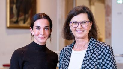 Bild: Lennart Preiss/dpa
Landtagspräsidentin Ilse Aigner (r) zeigt sich begeistert von ihrer Praktikantin Lisa Müller.