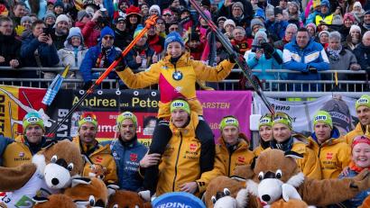 Bild: Sven Hoppe/dpa
Franziska Preuß (hinten Mitte) genießt oft die Kulisse von tausenden Fans in den Biathlon-Stadien. (Archivbild)