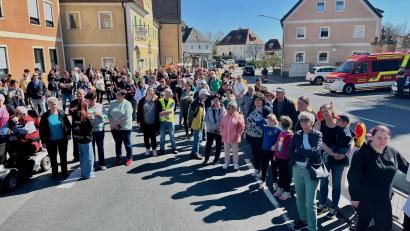 Archivbild: Gabi Schönberger
Seit Oktober 2024 setzte sich die Bürgerinitiative in Mantel für den Bau der Ortsumgehungsstraße ein, beispielsweise indem sie die Straße sperrten, wie hier im April. Jetzt planen die Verantwortlichen bei der nächsten Kommunalwahl anzutreten.