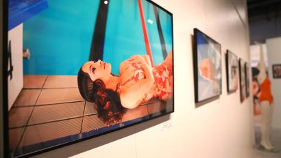 Bild: BikiniARTmuseum 
Die Ausstellung "La Vague" ist eine Subausstellung der über 260 Motive fassenden Kunstserie "Les Baigneuses".