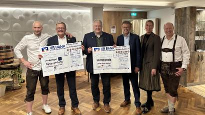 Bild: lei
Bei der Spendenübergabe die Vertreter der Premiumsponsoren mit den Spendenempfängern Landrat Richard Reisinger und Ambergs zweiten Bürgermeister Martin Preuß