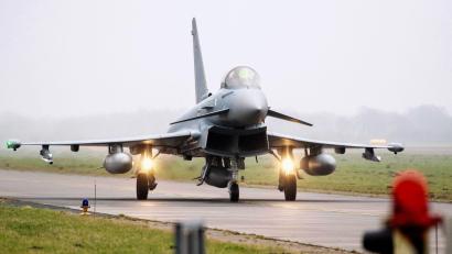 Bild: Hauke-Christian Dittrich/dpa
Deutsche Eurofighter sollen von Polen aus zum Schutz der Nato-Ostflanke beitragen. (Archivbild)