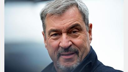 Bild: Malin Wunderlich/dpa
Markus Söder schwamm auch schon im Chiemsee. (Archivbild)