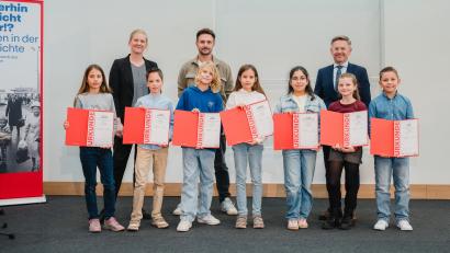 Bild: Chris Eberhardt/Körber-Stiftung
Die Viertklässler der Grundschule Schwandorf-Fronberg freuen sich über die Auszeichnungen.