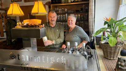 Bild: lnz
Hans und Dagmar Helgert am Tresen im Messer-Wirtshaus in Mitterteich: Der Traditionsgaststätte am Heurangweg hatten sie vor zwei Jahren neues Leben eingehaucht, seither herrscht dort reger Betrieb.
