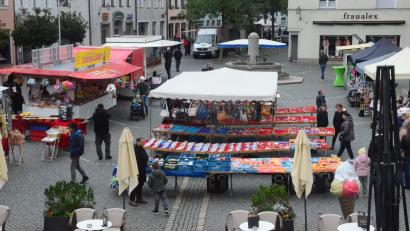 Archivbild: Kunz
Nur wenige Besucher interessieren sich für das Angebot der Händler auf dem Michaelimarkt in Weiden.